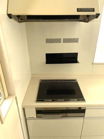 【キッチン】 | □■小田原市久野 中古戸建■□ | お手入れしやすいIHクッキングヒーター