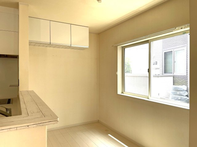 【居間・リビング】 | □■小田原市久野 中古戸建■□ | ダイニング上部には収納棚があり便利です！