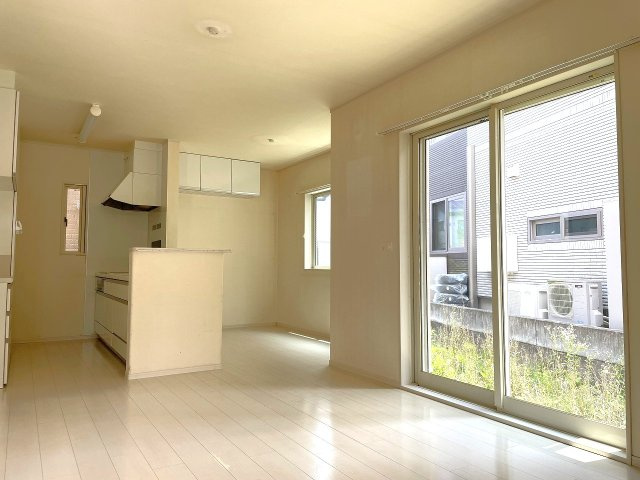 【居間・リビング】 | □■小田原市久野 中古戸建■□ | 約16.7帖のLDKは3面採光で明るい室内空間