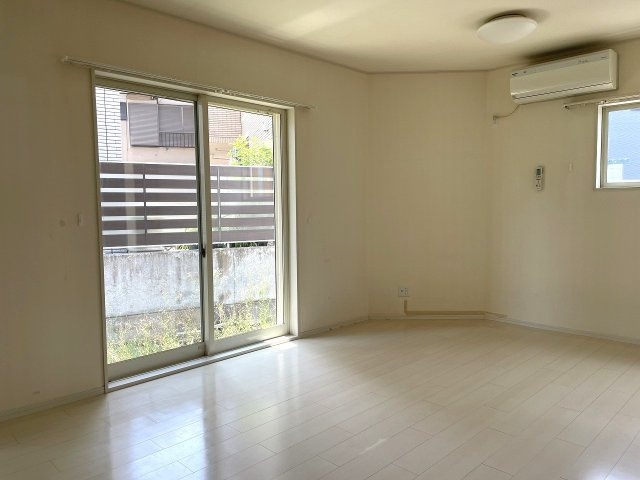 【居間・リビング】 | □■小田原市久野 中古戸建■□ | 3面採光の明るいLDK