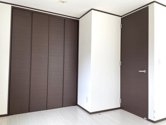 【洋室】 | □■小田原市久野 中古戸建■□ | クローゼットの扉とドアの色合いがお洒落な空間を演出