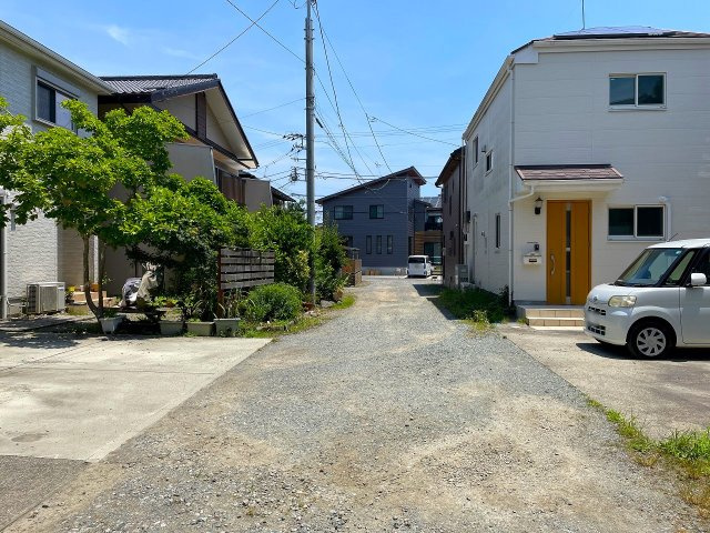 【前面道路含む現地写真】 | □■小田原市久野 中古戸建■□ | 緑と調和した閑静な住宅地に佇む戸建住宅です！