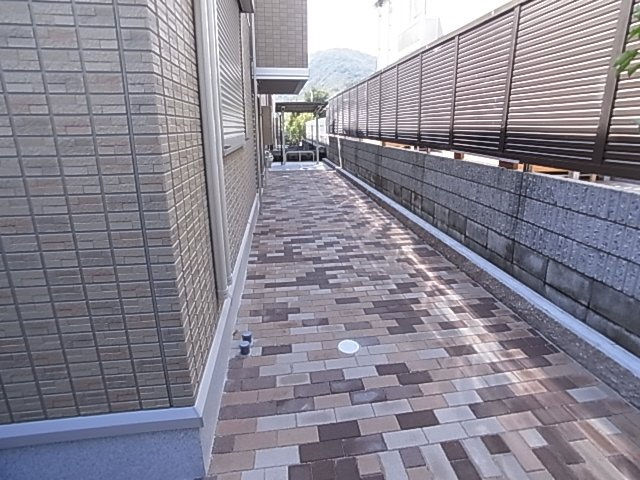 神戸市須磨区潮見台町５丁目のアパートの庭