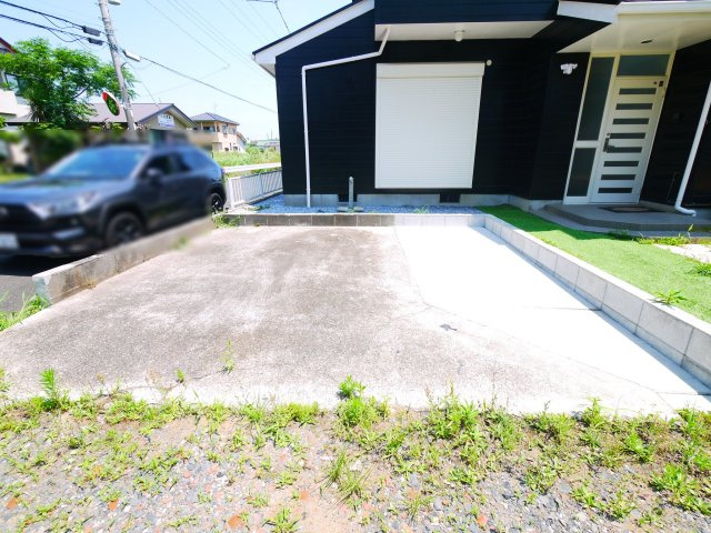 大網白里市北今泉　中古戸建の駐車場|内外装リフォーム済み令和6年2月 2階にトイレ・洗面台設置しました。大網海岸まで車約5分セカンド利用