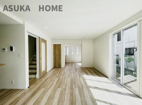 旭区上白根２丁目新築戸建の居間・リビング