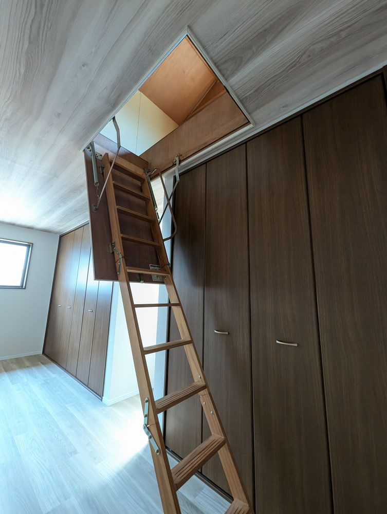 中村区沖田町戸建の洋室|小屋裏収納階段
