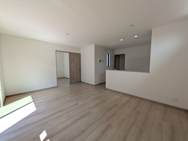 小牧市久保一色南　新築戸建の居間・リビング|こちらの居間で趣味の時間をお楽しみください