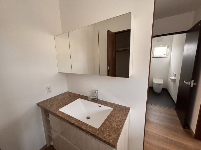 【大きなガレージとバルコニーが魅力】上田市古里　築浅戸建ての独立洗面台|独立洗面化粧台が付いています