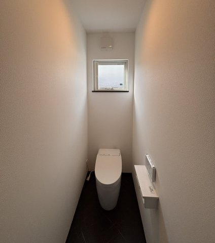 【大きなガレージとバルコニーが魅力】上田市古里　築浅戸建てのトイレ|落ち着いたトイレです
