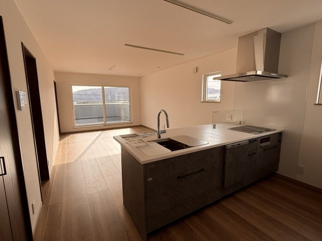 【大きなガレージとバルコニーが魅力】上田市古里　築浅戸建てのキッチン|キッチンでお料理をお楽しみください