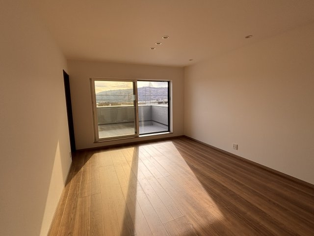 【大きなガレージとバルコニーが魅力】上田市古里　築浅戸建ての居間・リビング|ゆったり過ごせる居間です