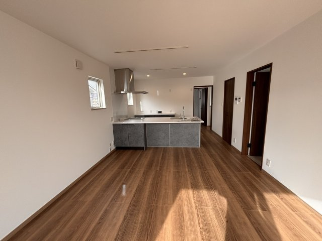 【大きなガレージとバルコニーが魅力】上田市古里　築浅戸建ての居間・リビング|居間です