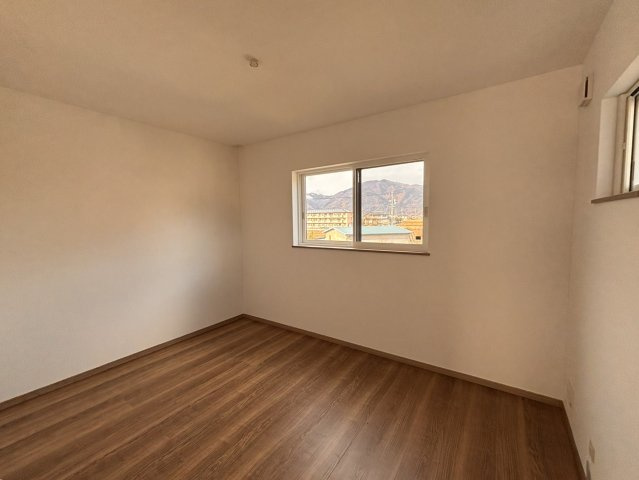 【大きなガレージとバルコニーが魅力】上田市古里　築浅戸建ての洋室|使い勝手のいい洋室です