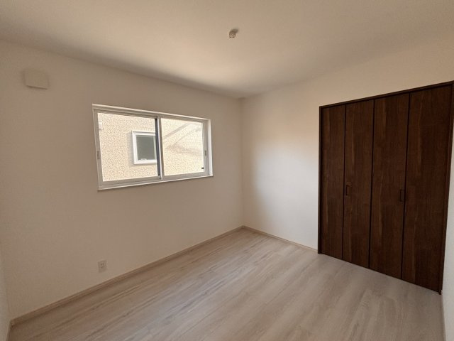 【大きなガレージとバルコニーが魅力】上田市古里　築浅戸建ての洋室|洋室です