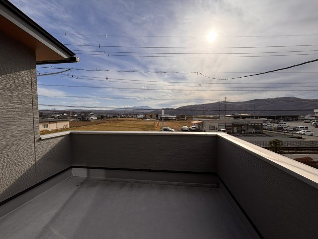 【大きなガレージとバルコニーが魅力】上田市古里　築浅戸建てのバルコニー|広々としたバルコニー。お休みの日にはBBQなどにも！