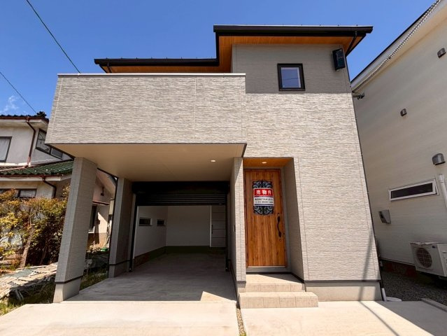 【大きなガレージとバルコニーが魅力】上田市古里　築浅戸建ての外観|外観もきれいです