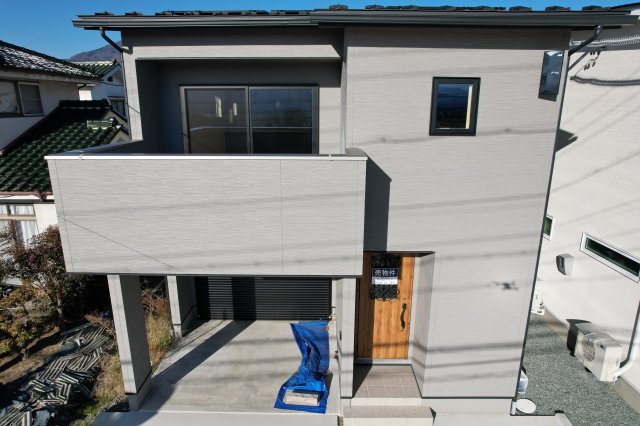 【大きなガレージとバルコニーが魅力】上田市古里　築浅戸建ての外観|きれいな外観です