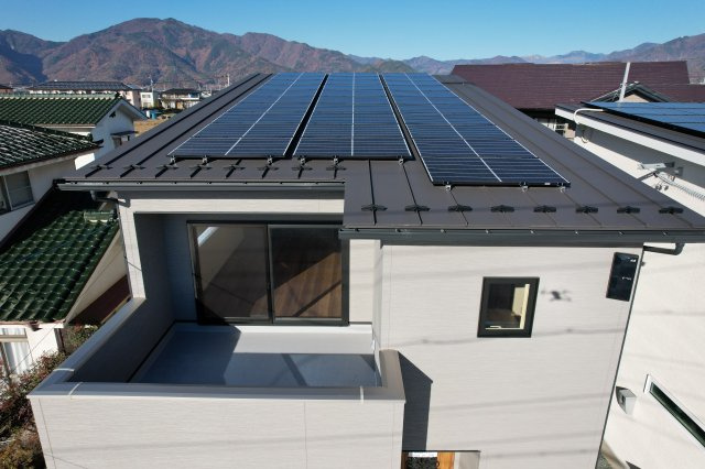 【大きなガレージとバルコニーが魅力】上田市古里　築浅戸建ての外観|外観です