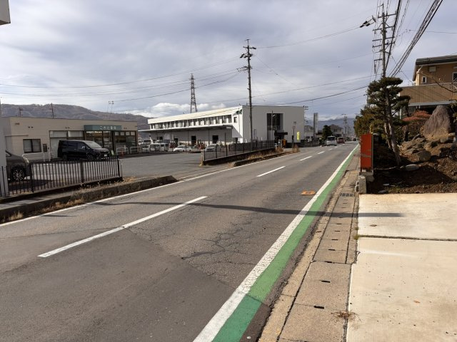 【大きなガレージとバルコニーが魅力】上田市古里　築浅戸建ての前面道路含む現地写真|前面道路含む現地写真です