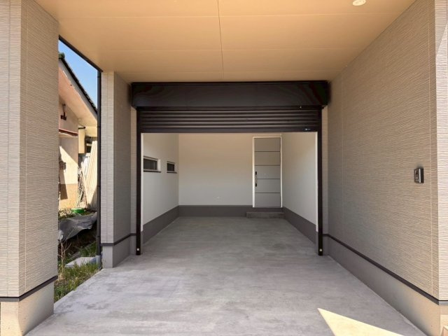 【大きなガレージとバルコニーが魅力】上田市古里　築浅戸建てのその他|多用途でお使いいただけるビルトインガレージ（電動シャッター）