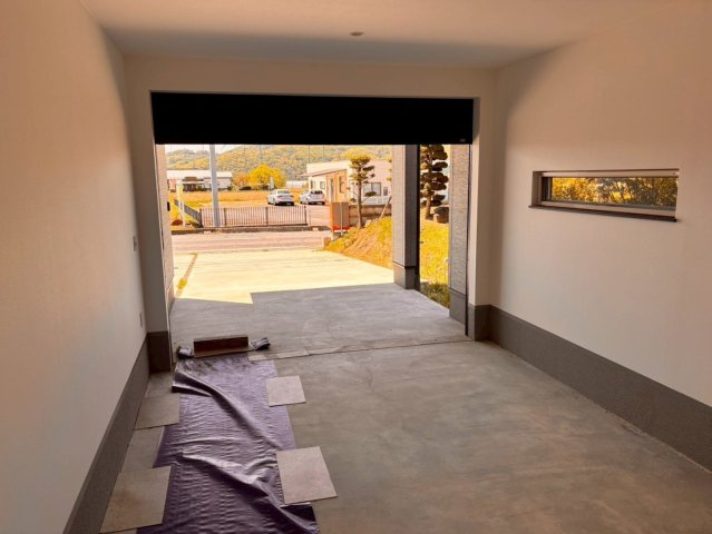 【大きなガレージとバルコニーが魅力】上田市古里　築浅戸建てのその他|12帖分のビルドインガレージ