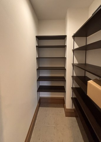 【大きなガレージとバルコニーが魅力】上田市古里　築浅戸建ての収納|ちょっとした収納スペースも充実しています