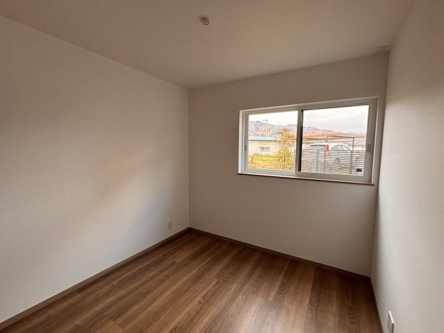 【大きなガレージとバルコニーが魅力】上田市古里　築浅戸建ての洋室|きれいな洋室です