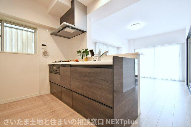 ピアコート春日部弐番館のキッチン|奥行きも横幅も広さがありますので、2人でお料理しても動きやすいゆったり空間です！カウンターキッチンはお料理をしながら家族の様子が見え、会話も弾むので人気な設備となっております！