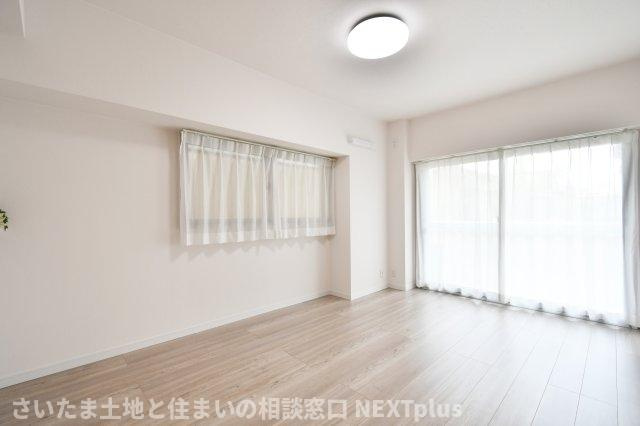 ピアコート春日部弐番館の居間・リビング|LDK19.5帖：南西側と南東側の2面採光なので、朝から夕方まで1日中あたたかい光が入る明るいリビングです。二重サッシの窓は防音性・断熱性に優れているので、快適に過ごせます◎