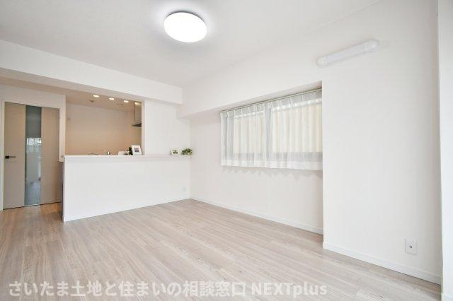 ピアコート春日部弐番館の居間・リビング|LDK19.5帖：カウンターキッチンの前にはダイニングテーブルを置き、奥にソファーやテレビを置く事で、ダイニング空間とリビング空間を分ける事ができメリハリがつきます！