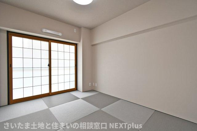 ピアコート春日部弐番館の和室|和室6帖：南西向きなので、朝はぐっすりと眠りたい方にぴったりのお部屋です。畳ですので、フローリングより暖かく柔らかい為、寝る人にも優しいお部屋となっております。