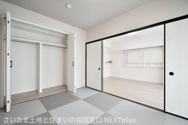 ピアコート春日部弐番館の和室|和室6帖：リビング横のフルフラットの続き間なので、家族構成やライフスタイルに合わせてリビングの一部としてご使用いただけます！お子様の遊び場やお昼寝スペースとしてもおすすめです◎