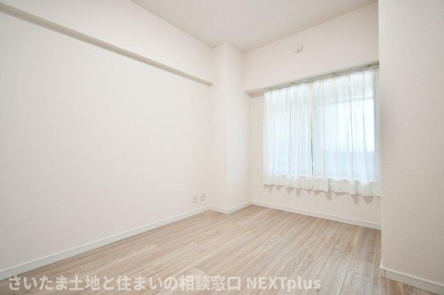 ピアコート春日部弐番館の洋室|洋室①4.7帖：北東向きのお部屋です。北側のお部屋は直射日光が入らないため家具が傷みにくいです。ベットと勉強机を置いてもゆとりのある広さなので、お子様の一人部屋としてもおすすめです◎