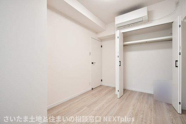 ピアコート春日部弐番館の洋室|洋室①4.7帖：他の部屋と廊下や収納で隔たれているので、プライバシーが守られやすいお部屋です。集中したい在宅ワーク部屋や、お子様の勉強部屋としてもぴったりです◎