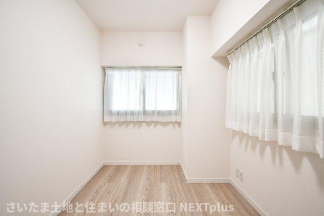 ピアコート春日部弐番館の洋室|洋室②4.5帖：南東側と北東側の2面採光のため、朝陽とともに気持ち良く目覚められます◎断熱性に優れている二重サッシのため、あたたかいです。風通しも良いので、いつも気持ちの良い空気で過ごせます◎