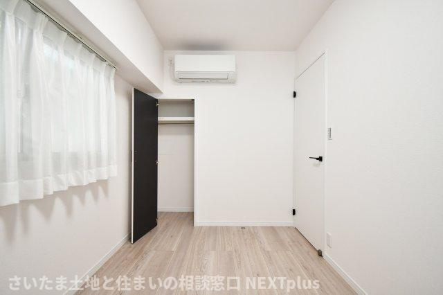 ピアコート春日部弐番館の洋室|洋室②4.5帖：クローゼットにはハンガーパイプがついているのでかけるだけの収納ができ、家事ラク＆家事の時短になります！上下にセパレートされているのも収納しやすいポイントですね◎