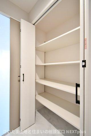 ピアコート春日部弐番館の収納|廊下にある大容量の収納です。下駄箱に入りきらない靴やお子様の外遊び道具などたっぷりと収納できるので、廊下やお部屋がスッキリと片付きます◎棚付きのためデットスペース無く収納できますよ！
