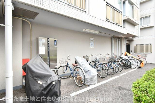 ピアコート春日部弐番館の駐輪場|■私共は、強引なセールスは致しません。『今買えるから大丈夫』ではなく、『買った後の本当の幸せは何か』を考えた上でのご提案を徹底しております。どうぞお気軽にご連絡下さいませ。