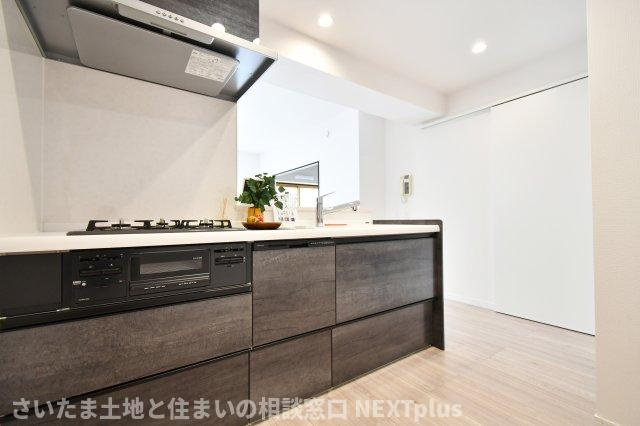 ピアコート春日部弐番館のキッチン|食洗器付きのシステムキッチン。面倒な洗い物、苦手な洗い物、時間がない時の洗い物etc.　食洗器に頼ることで、自分時間や家族との時間を過ごすことができる嬉しい設備です。