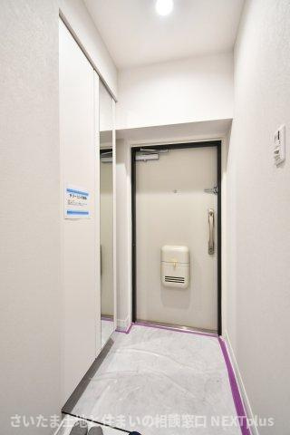 ピアコート春日部弐番館の玄関|トールサイズのシューズボックスですので、ご家族分の靴がしっかり収納する事ができます！シューズボックスには姿見付きですので、お出かけ前に全身コーデをチェックする事ができます！