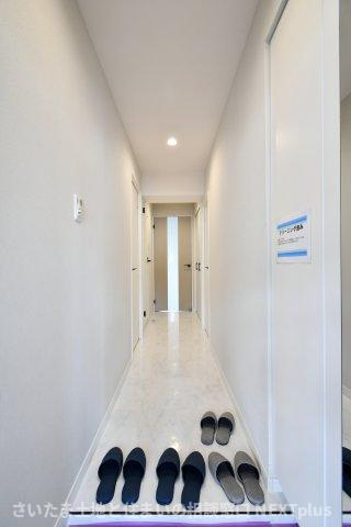 ピアコート春日部弐番館の玄関|玄関ドアの正面にはリビングの扉が設置されておりますので、急な訪問で玄関を開けた際室内が見えない設計です！白を基調としていて、明るく広く見せる工夫が施されております！