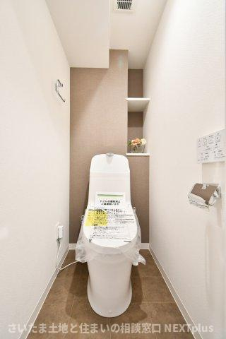 ピアコート春日部弐番館のトイレ|トイレ：奥行きにゆとりがあり、圧迫感の少ないトイレスペース。吊戸棚付きで、トイレットペーパーなどの備品補充も楽々行えます。掃除用具をしまうと生活感も消す事ができ、イマドキなお部屋にできます。