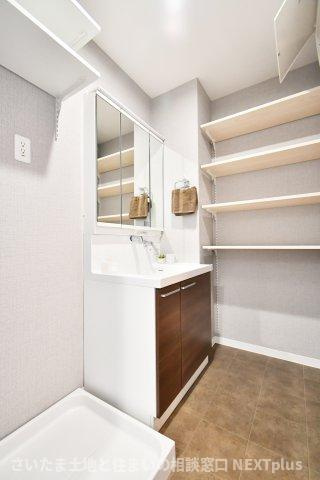 ピアコート春日部弐番館の独立洗面台|洗面室は広めの設計になっておりますので、洗濯機ほか、タオルや下着等をご家族分まとめて収納する衣装ケースを置く事も出来ます！また、お子様の入浴のお手伝いもしやすい広さとなっております。