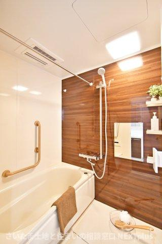 ピアコート春日部弐番館の浴室|シックで上品さを感じるバスルームはまるでホテルのような仕上がり。日常から解放できる癒しの空間となります。木目がアクセントになっております！新品ですのでご入居後から気持ちよく入浴頂けます。