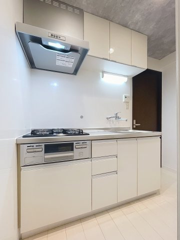 ヴィラフェニックスのキッチン|3口ガスコンロのキッチンです