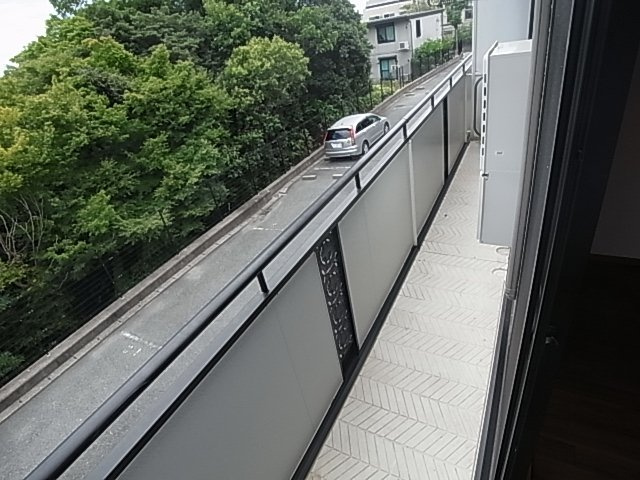 神戸市須磨区大手町５丁目のアパートのバルコニー