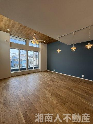 茅ヶ崎市東海岸北　新築戸建の居間・リビング|こちらの居間で趣味の時間をお楽しみください