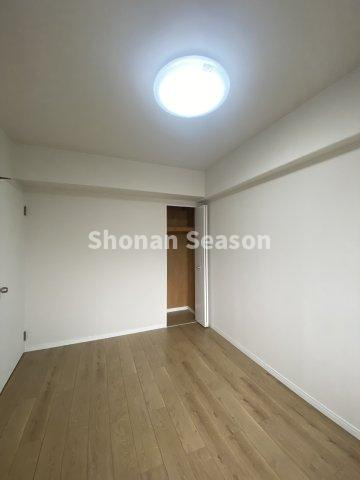 【洋室】 | 全室収納付きで、増えがちなお荷物なども、各部屋に収納でき便利ですよ。