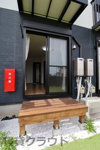 Rapa Maple（ラパメイプル）のエントランス|ウッドデッキもこだわりのポイント！ネコちゃんと日向ぼっこも◎