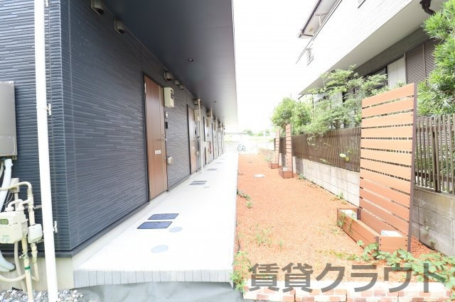 Rapa Maple（ラパメイプル）のロビー|玄関前もおしゃれな色合い！